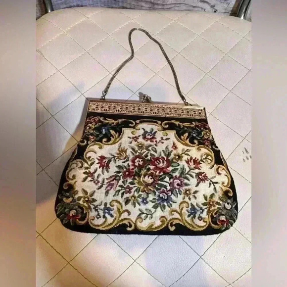 VTG BLACK & MULTICOLOR FLORAL TAPESTRY GOLD CHAIN METAL FRAME STRAP PURSE - Picture 1 of 6